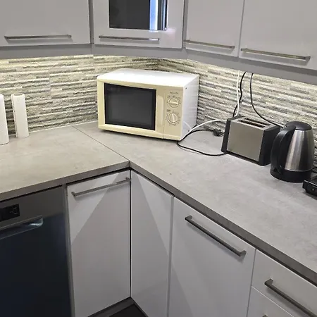 Apartament 120n Hietala Paritalo, 1-8henkiloen Luxus Majoitus, 3x160cm Jenkkisaengyt Loehoesohvat, Iso Takaterassi, Taeyd Keittioe Kodink, Laatu Sauna, Takka, Tv 75