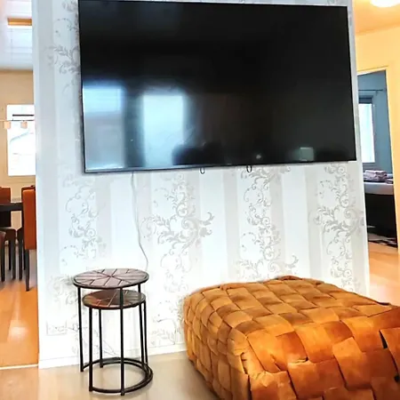 Apartamento 120n Hietala Paritalo, 1-8henkiloen Luxus Majoitus, 3x160cm Jenkkisaengyt Loehoesohvat, Iso Takaterassi, Taeyd Keittioe Kodink, Laatu Sauna, Takka, Tv 75