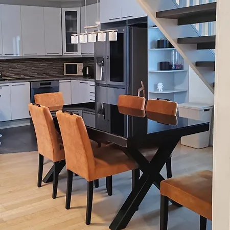 120n Hietala Paritalo, 1-8henkiloen Luxus Majoitus, 3x160cm Jenkkisaengyt Loehoesohvat, Iso Takaterassi, Taeyd Keittioe Kodink, Laatu Sauna, Takka, Tv 75